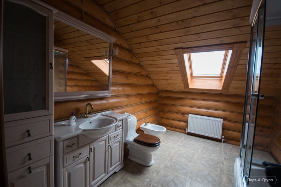 Санузел в доме из оцилиндрованного бревна