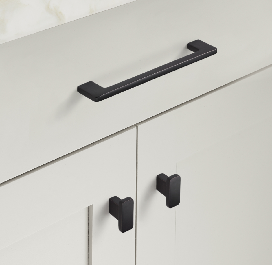 Торцевые черные ручки на шкаф