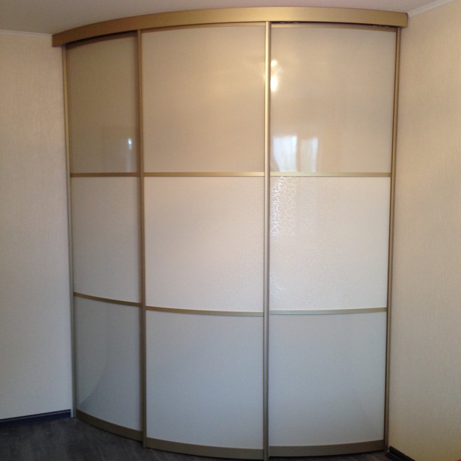 Радиусный шкаф рядом с перегородке