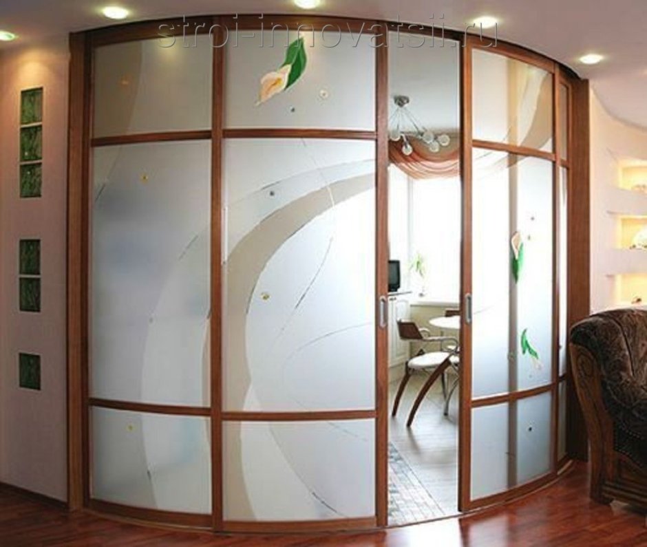 Радиусная перегородка в комнату раздвижная