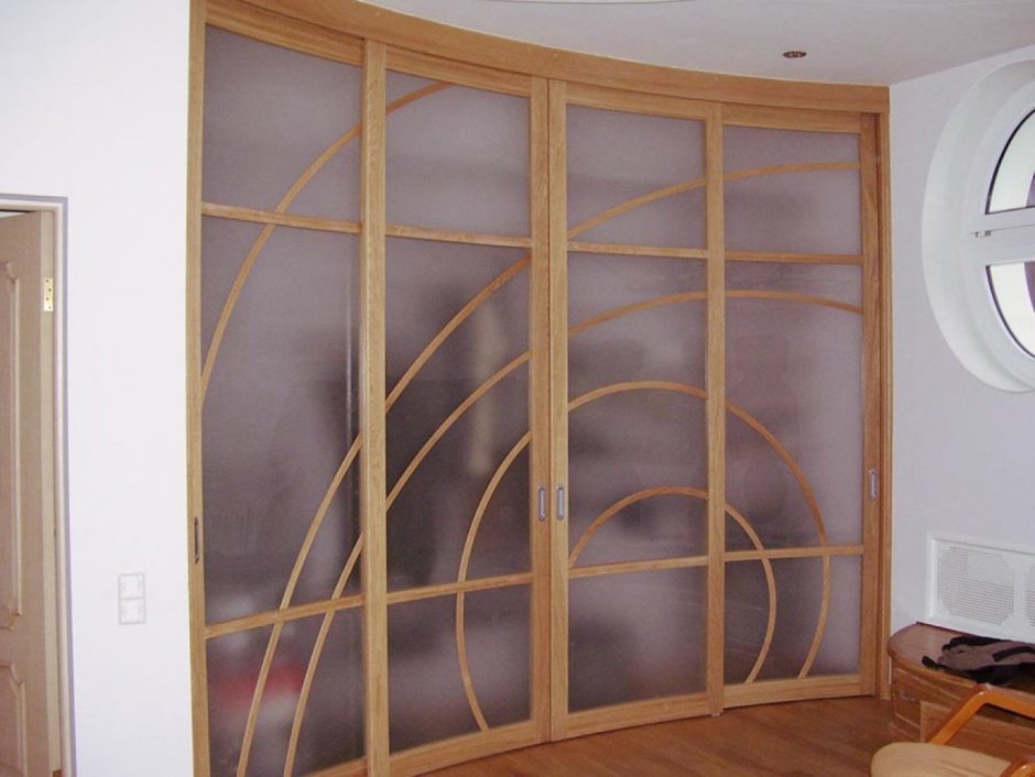 Радиусные стеклянные двери в интерьере