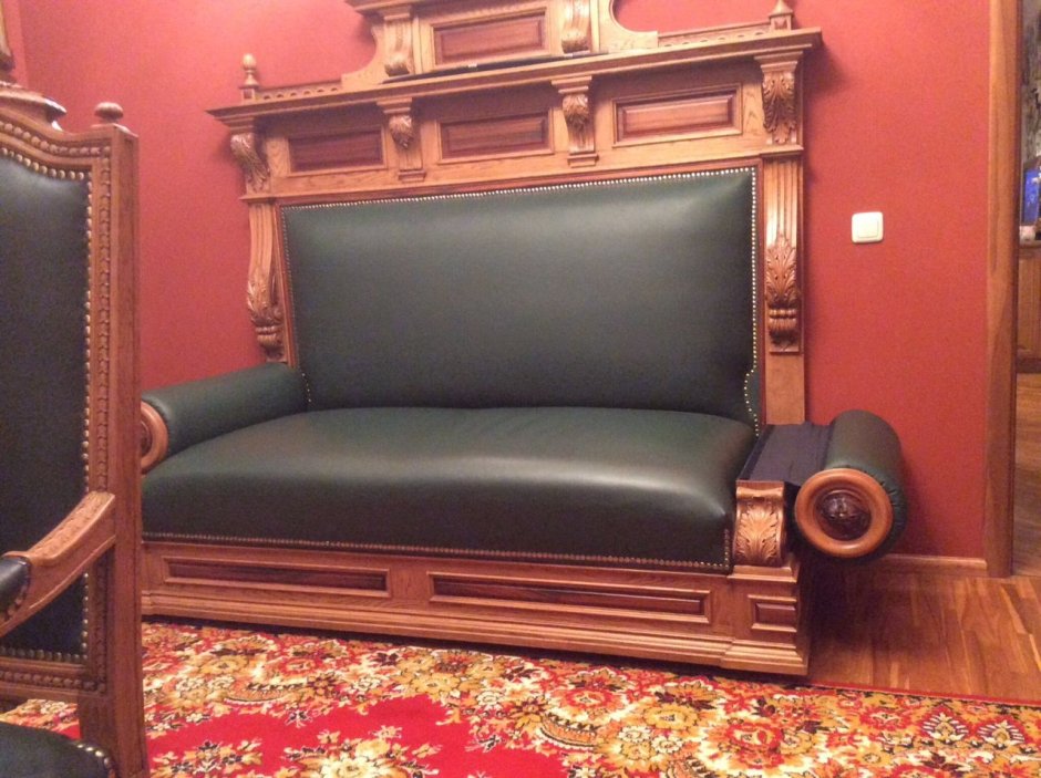 Старинный диван с откидными валиками