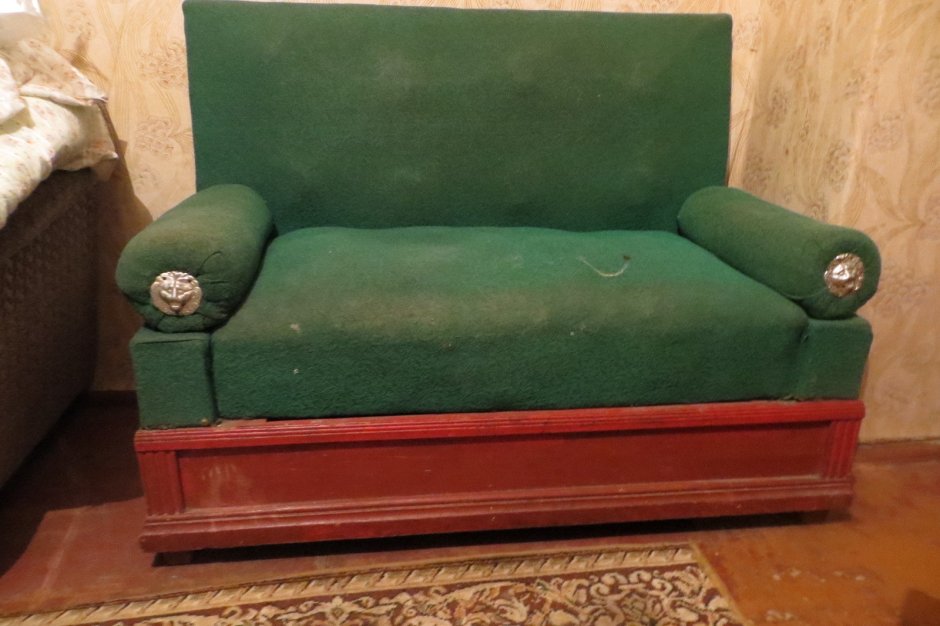 Старинный диван