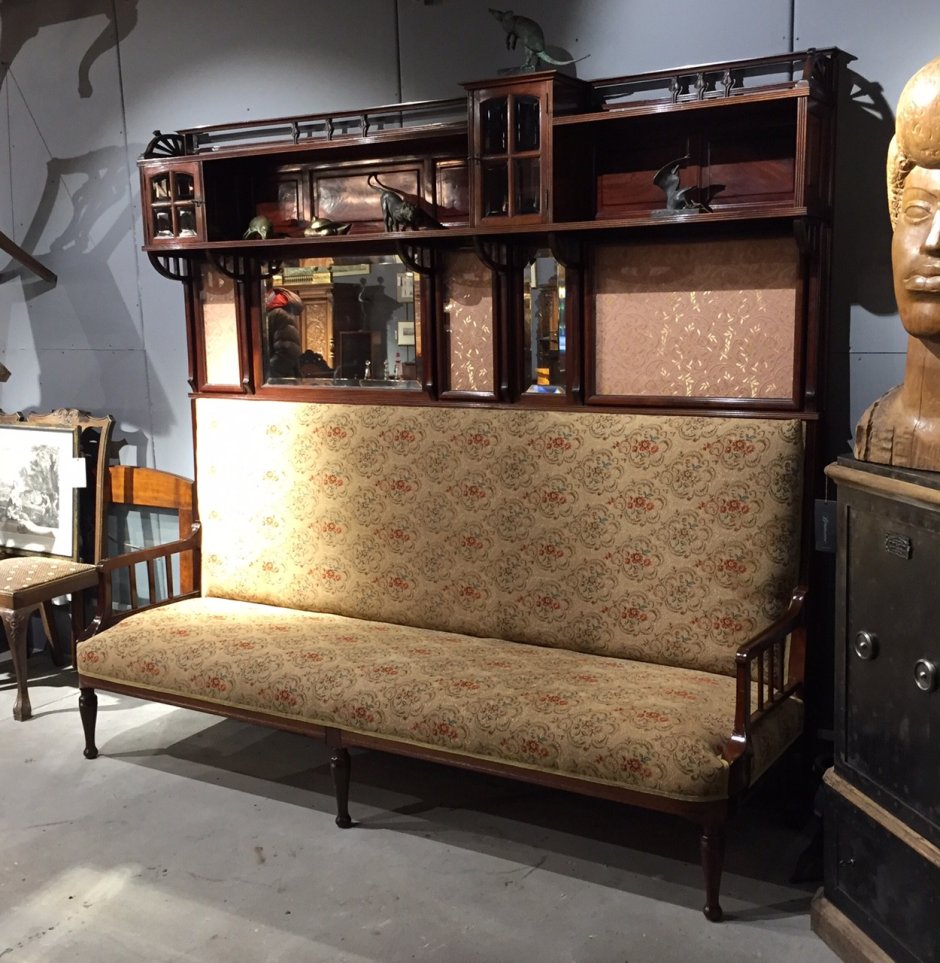 Диван с откидывающимися валиками