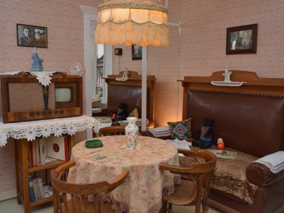 Комната с диваном