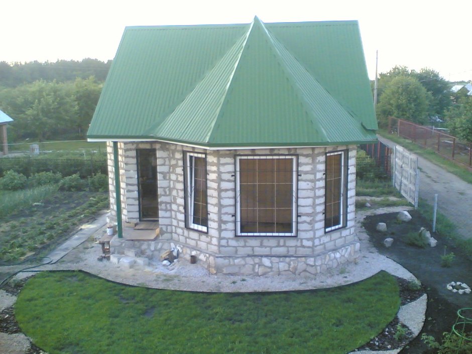 Баня с террасой и барбекю в стиле фахверк