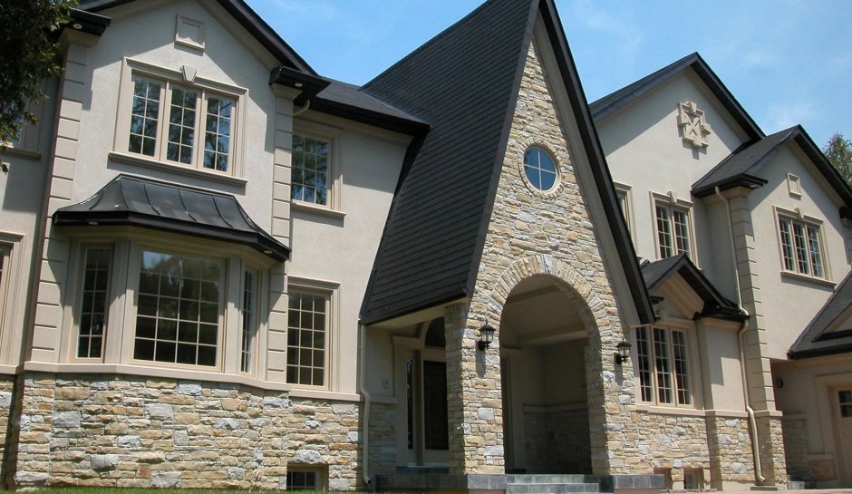 Штукатурный фасад с натуральным камнем