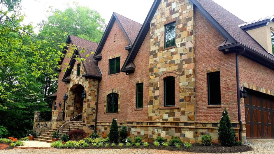 Отделка дома искусственным камнем