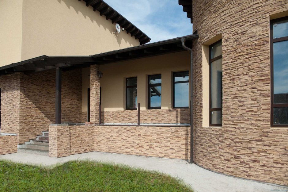 Отделка фасада искусственным камнем