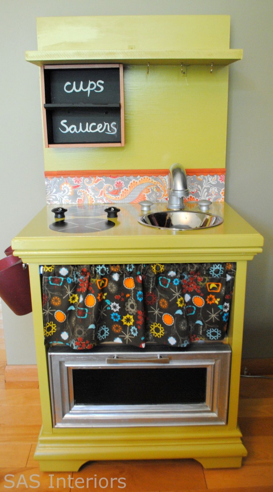 Детская кухня из старой тумбочки