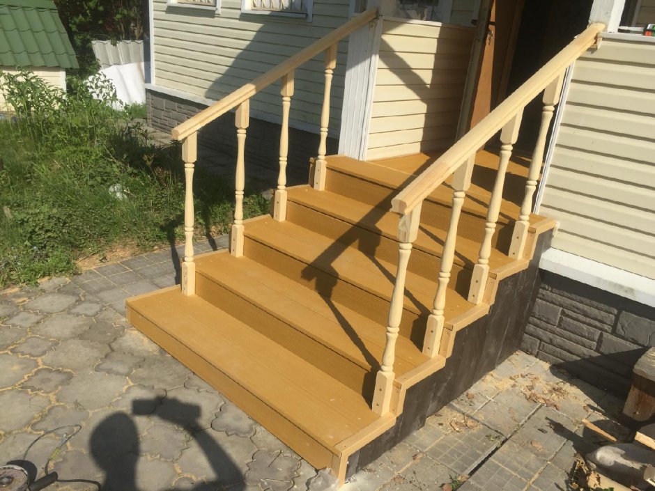 Готовые деревянные лестницы для крыльца