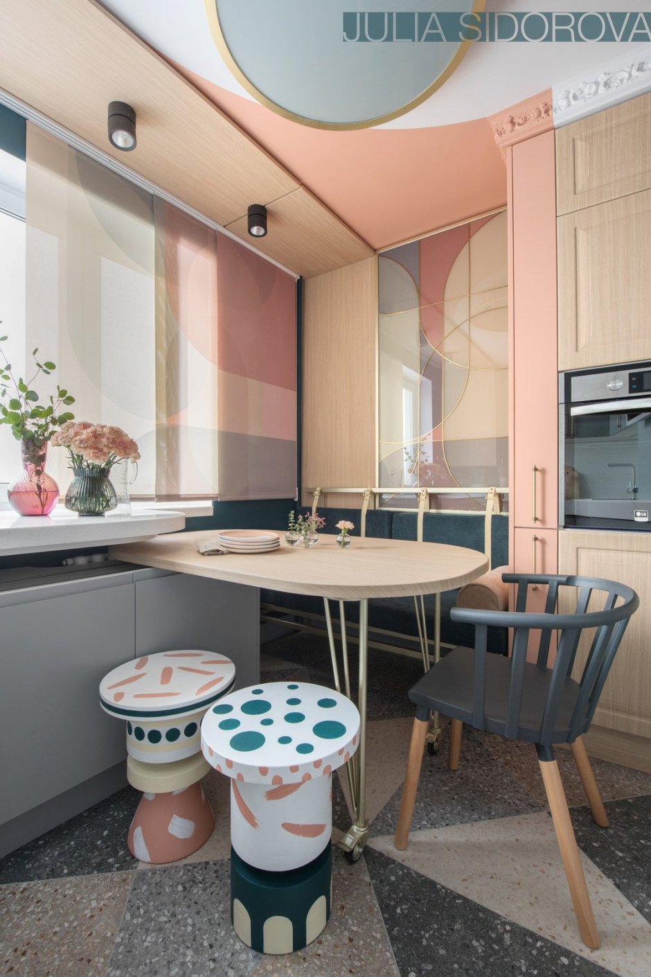 Белый круглый стол на кухню