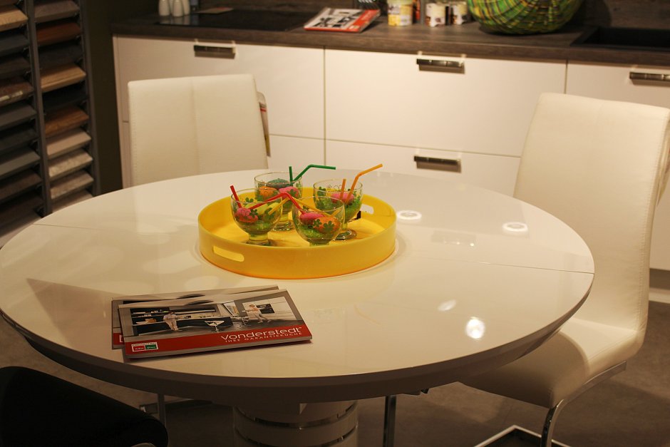 Круглый кухонный стол для маленькой кухни