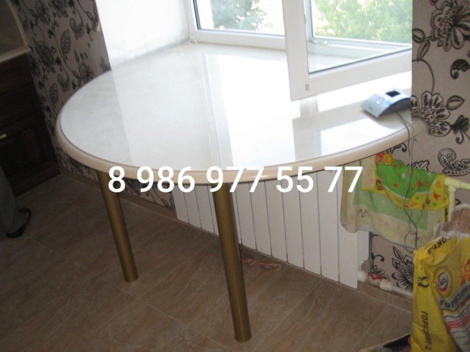 Обеденный стол для маленькой кухни