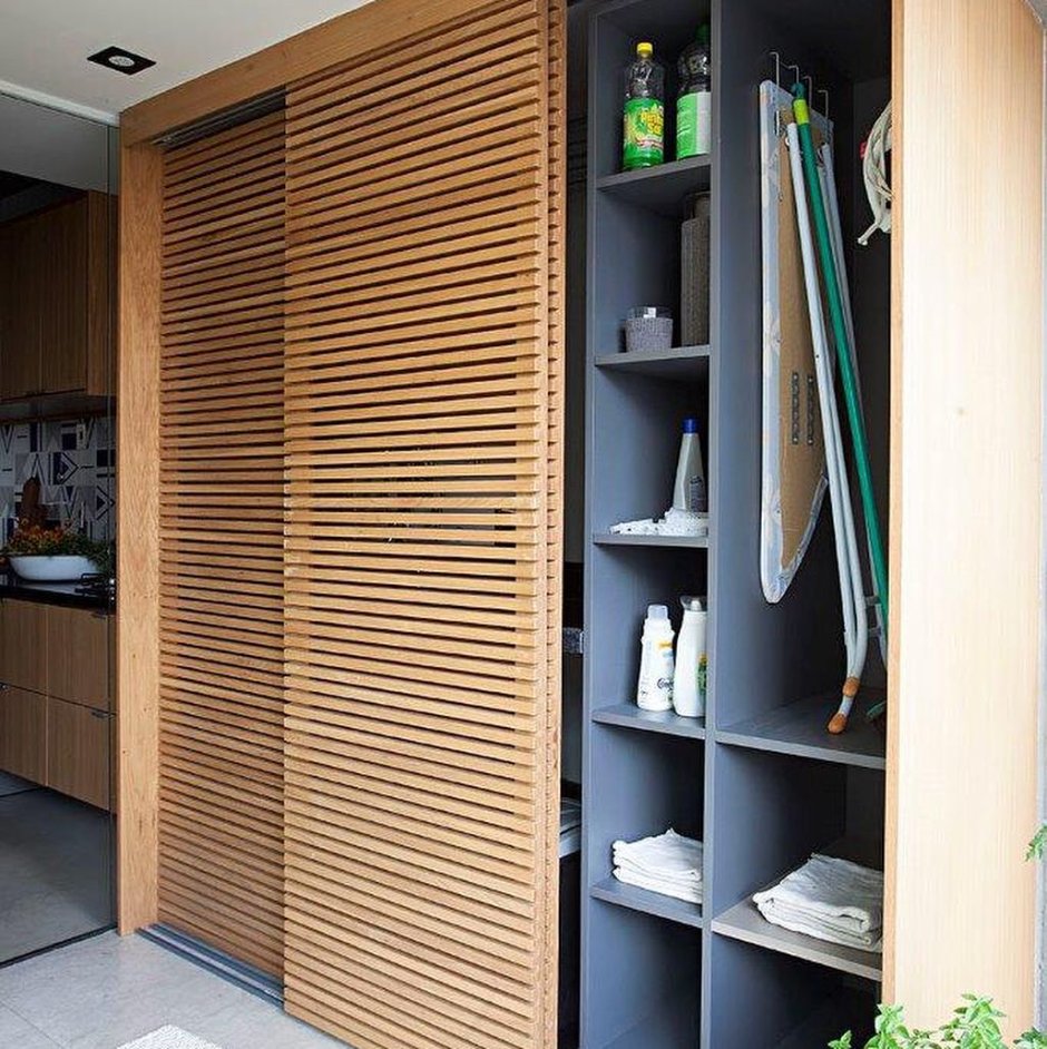 Шкаф вокруг двери