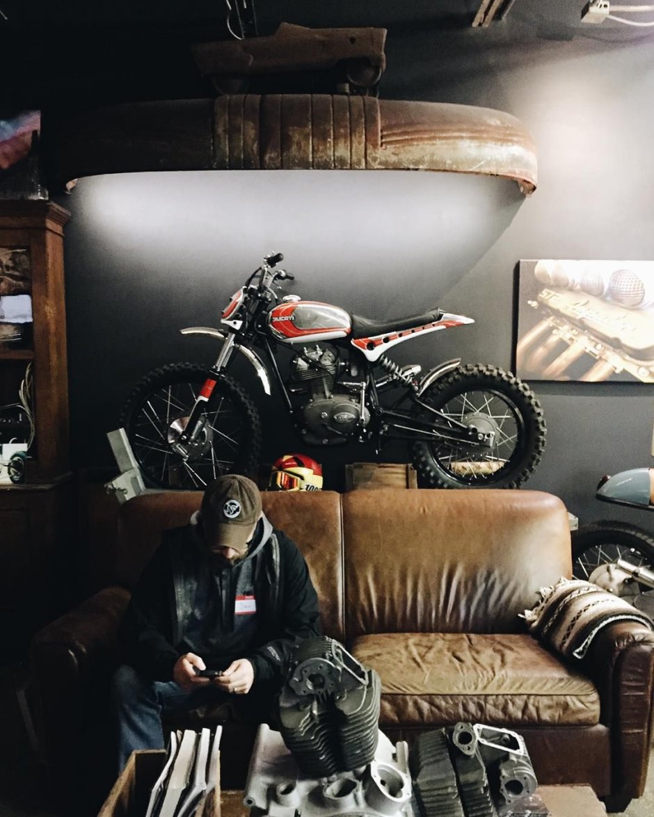 Байкерский гараж