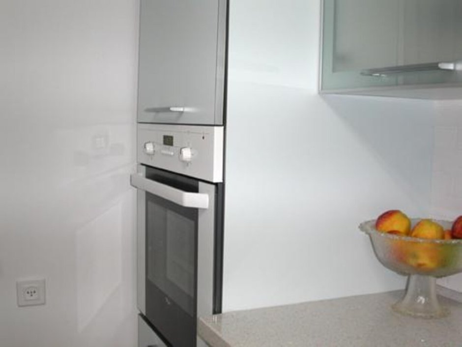 Кухня с отдельностоящим холодильником