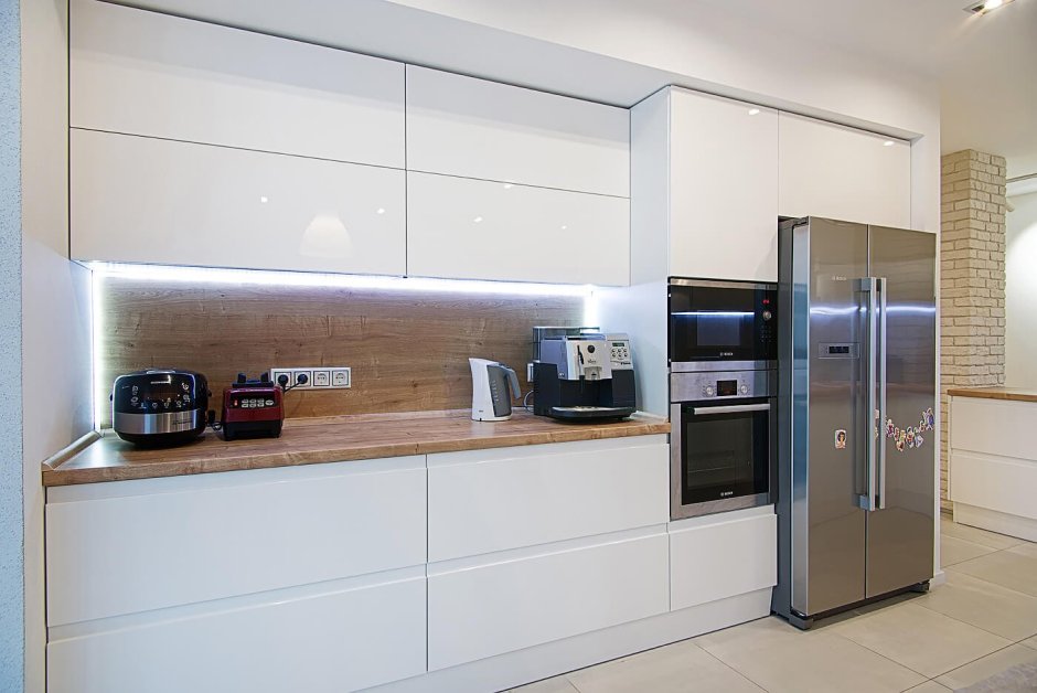 Кухонный гарнитур со встроенной духовкой и микроволновкой