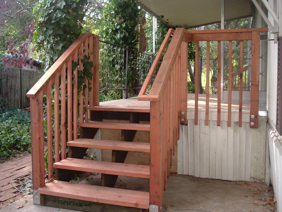 Входная деревянная лестница