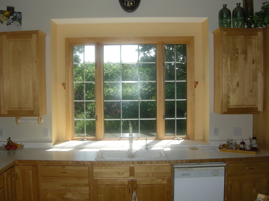 Кухня с раковиной у окна в панельном
