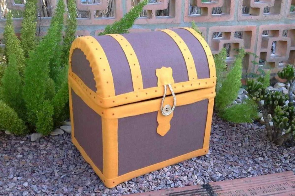 Сундук из картонной коробки