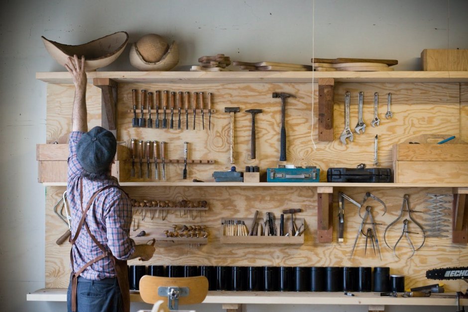Полки в столярной мастерской