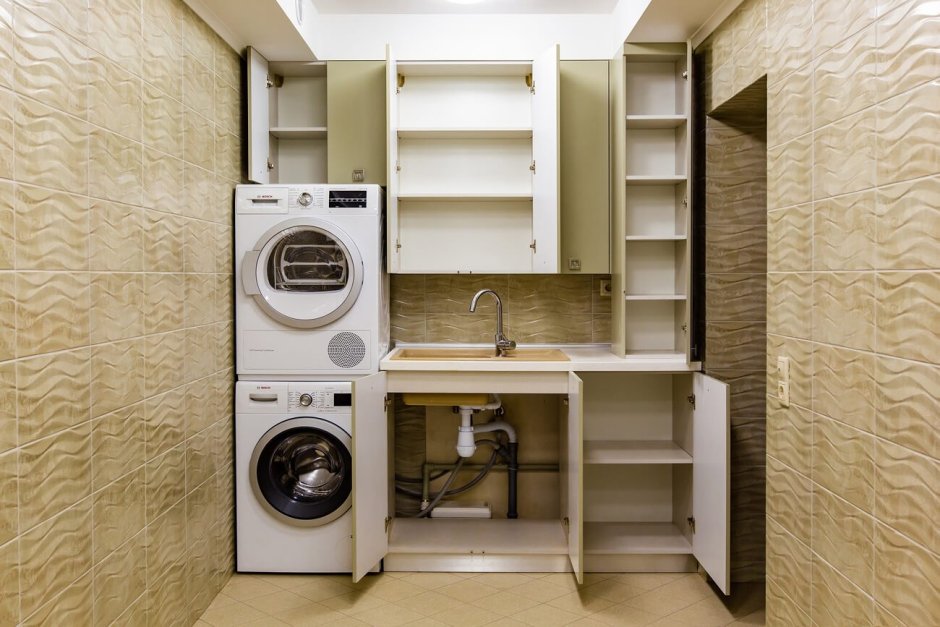 Стиральная и сушильная машина в постирочной