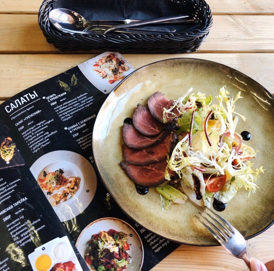 Эм Джей в кафе