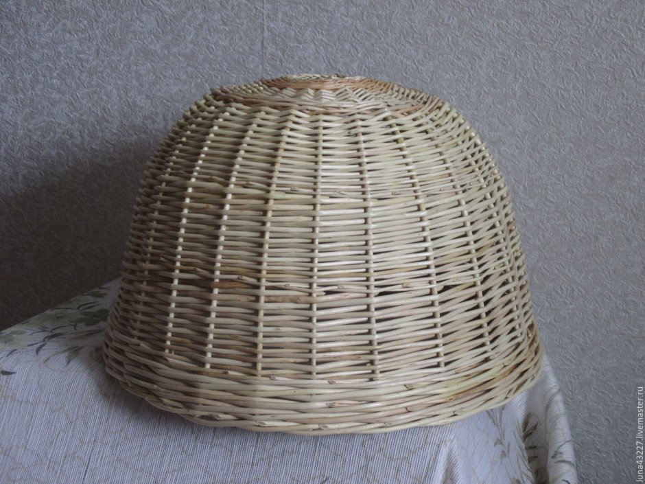 Плетеный абажур из газетных трубочек