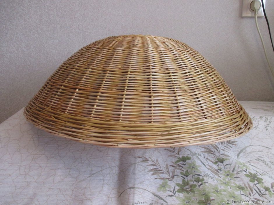 Плетеный абажур из газетных трубочек