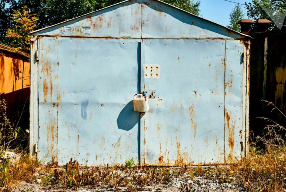 Красивая девушка в автосервисе