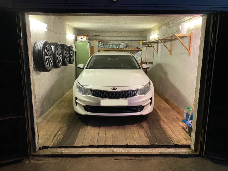 Черный гараж внутри