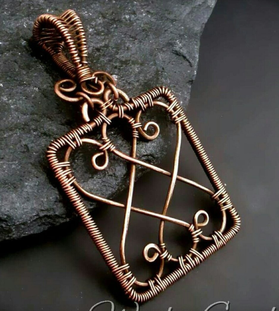 Кулон из проволоки дерево