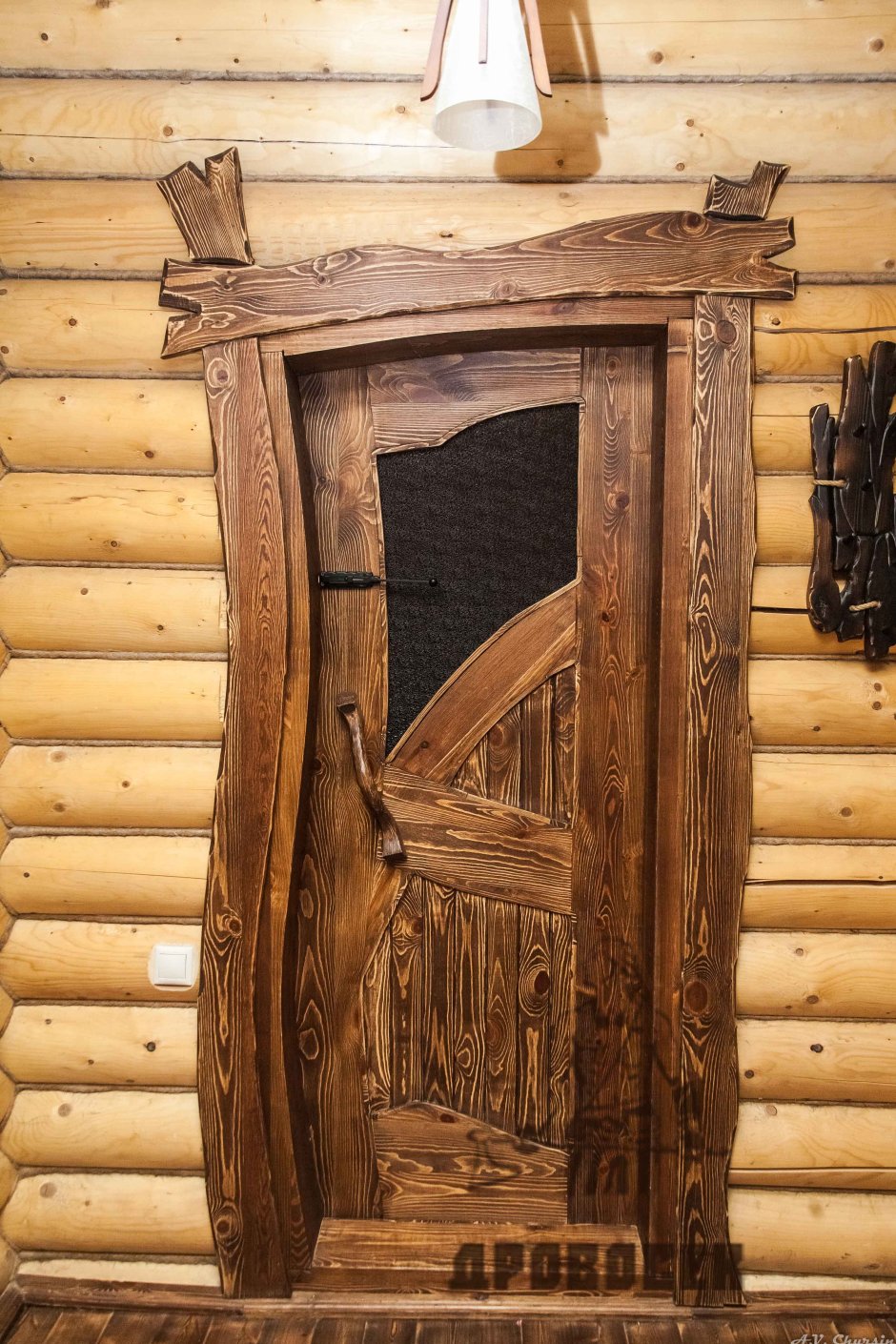 Входная деревянная дверь под старину
