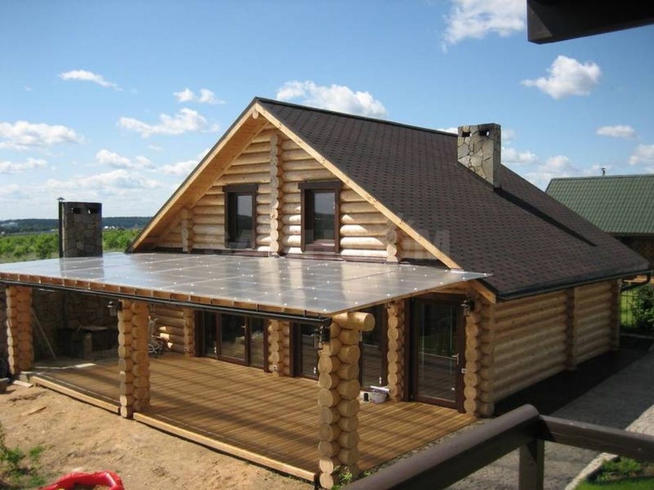 Бревенчатый дом с верандой