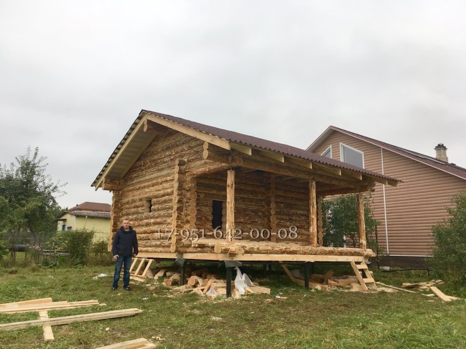 Баня оцилиндрованного бревна с крыльцом
