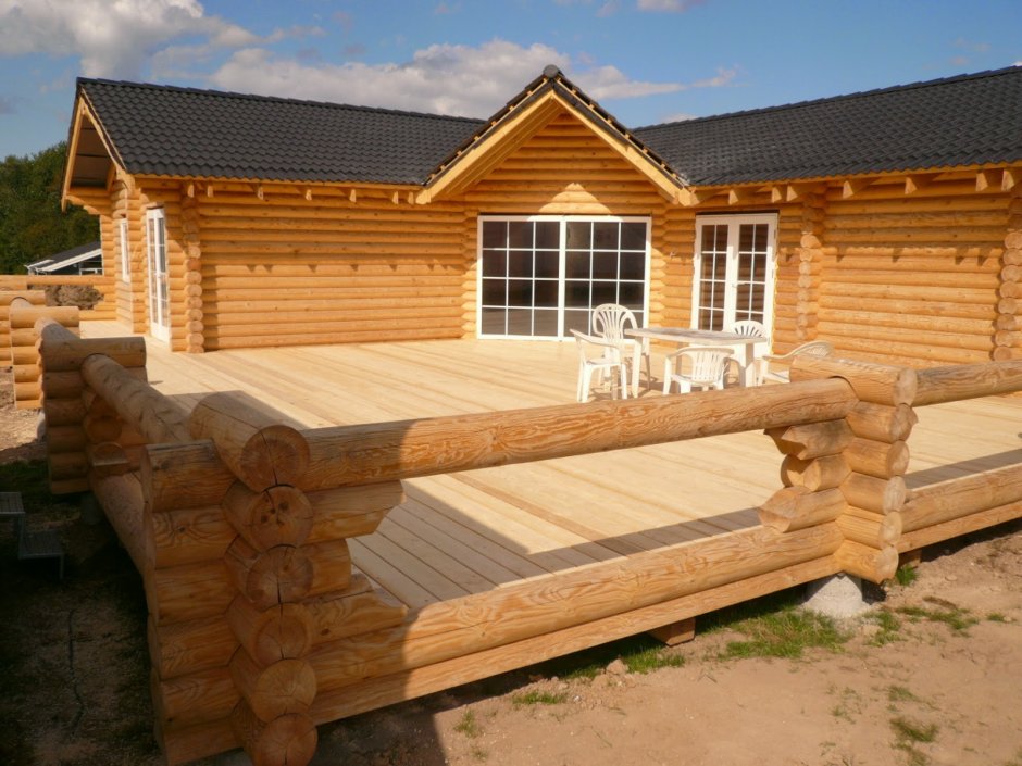Дом из бревна с террасой