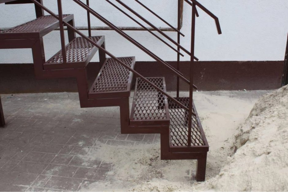 Металлическая лестница на террасу