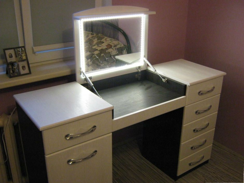 Макияжный столик с зеркалом и подсветкой