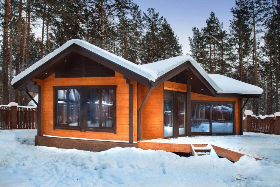 Одноэтажный деревянный дом с панорамными окнами