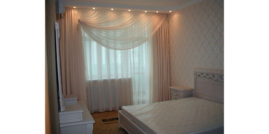 Тюль и шторы в спальню с балконом