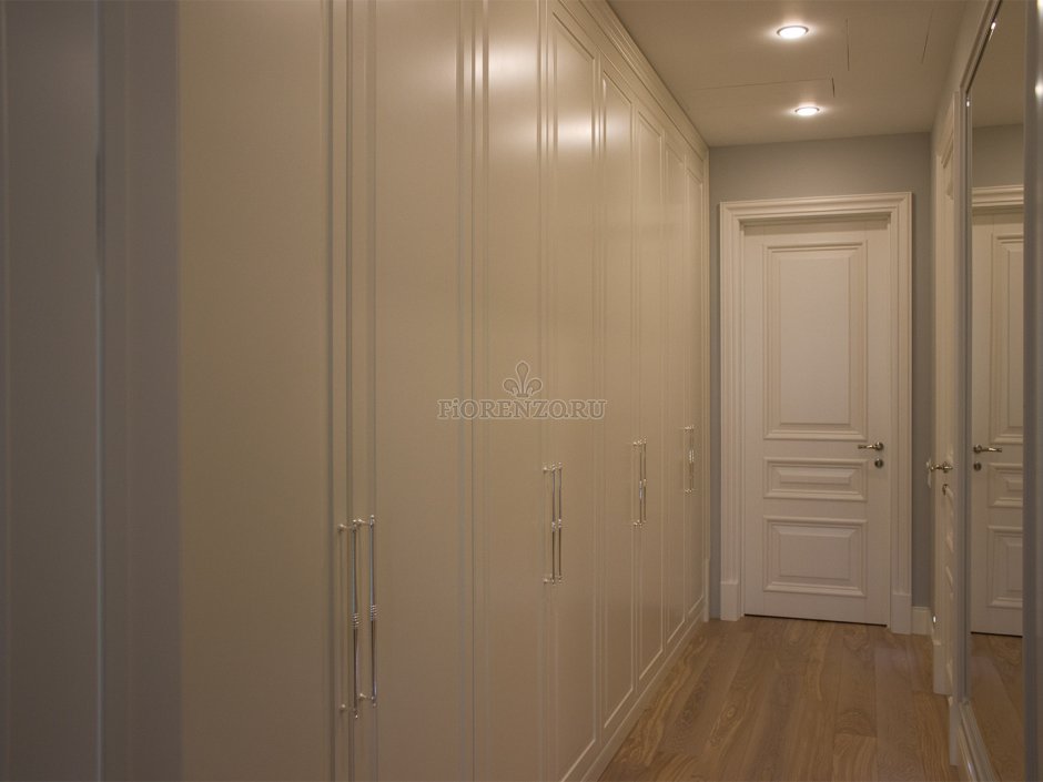 Зеркальный шкаф купе с черным профилем