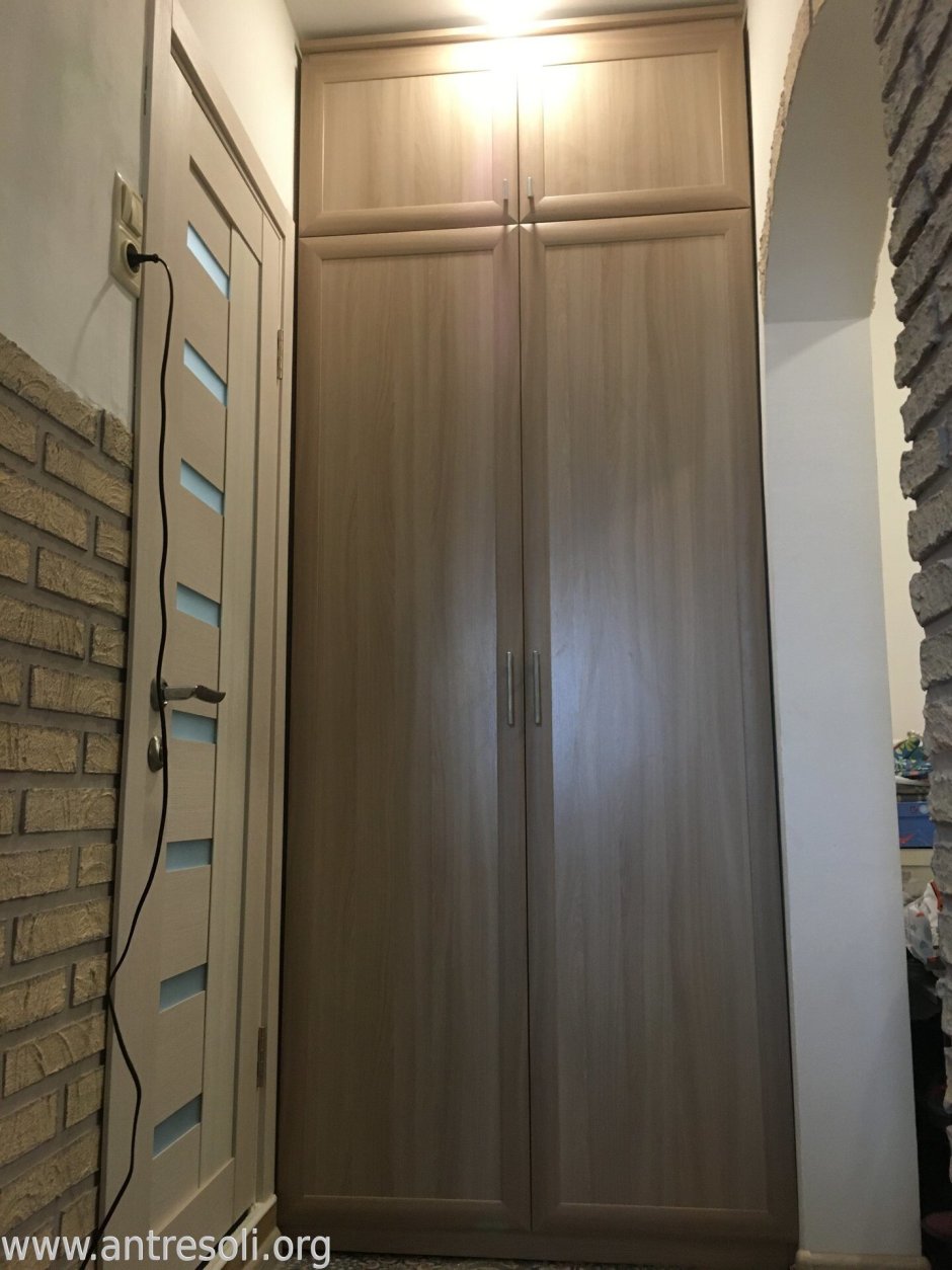 Встроенный шкаф в нишу в прихожей
