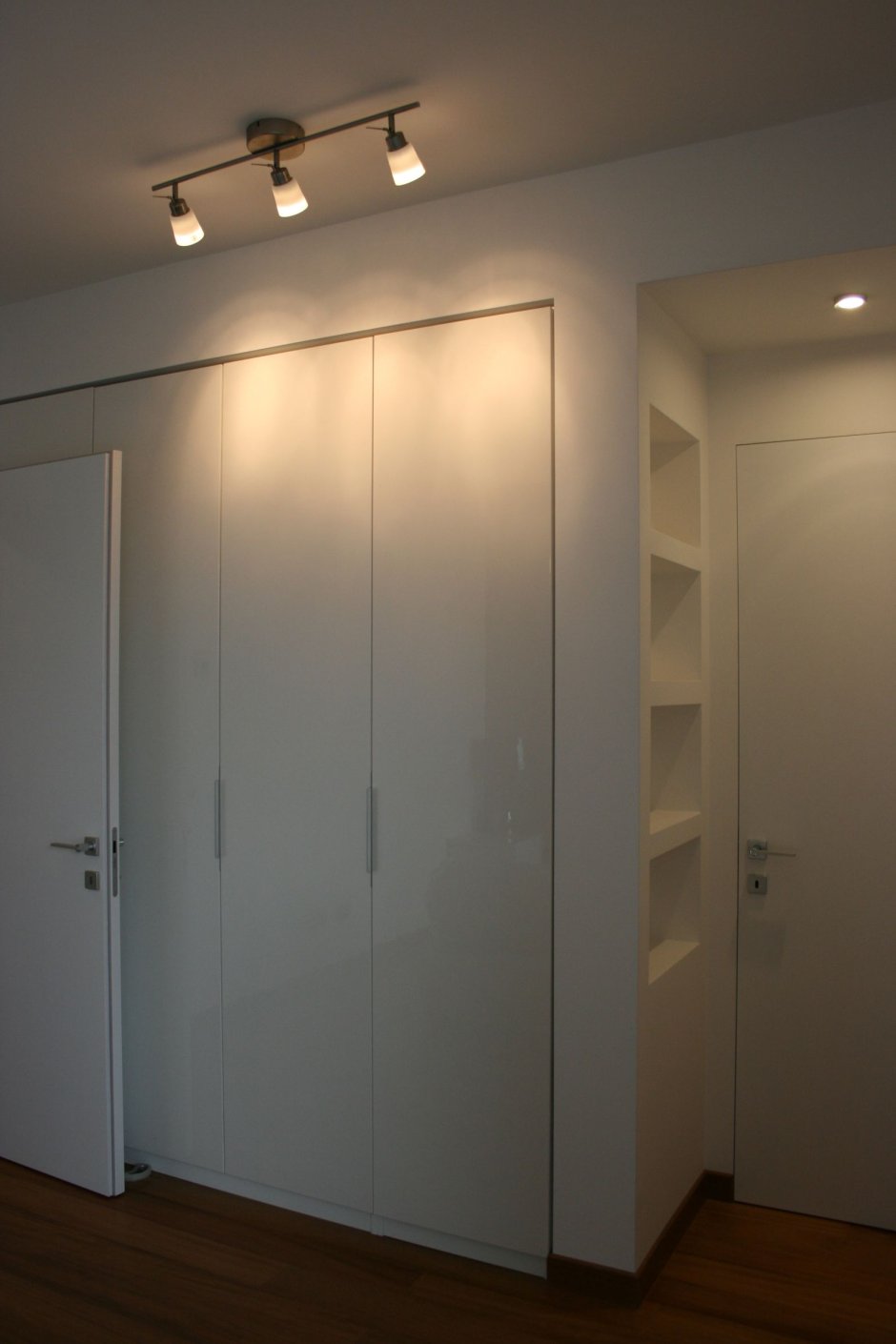 Небольшой встроенный шкаф в прихожую