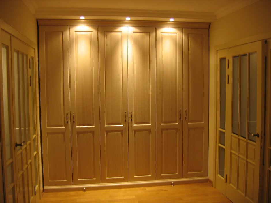 Гардеробная с дверями купе