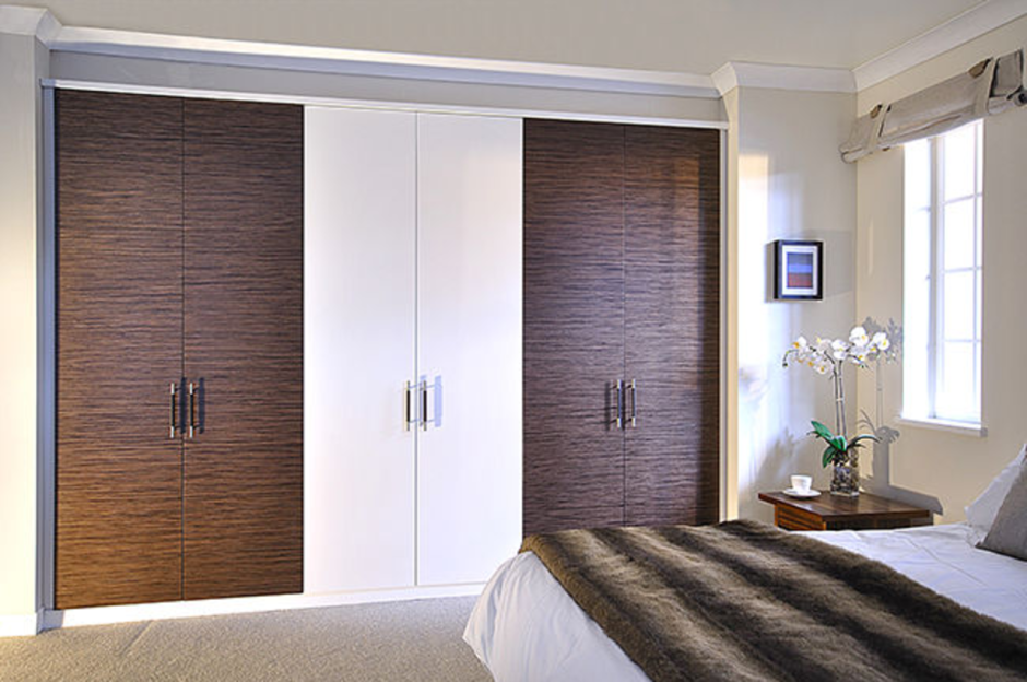 Встроенный шкаф с распашными дверями