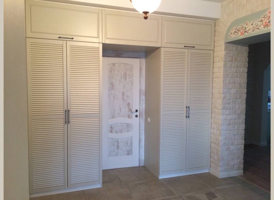 Шкаф в нишу в прихожей