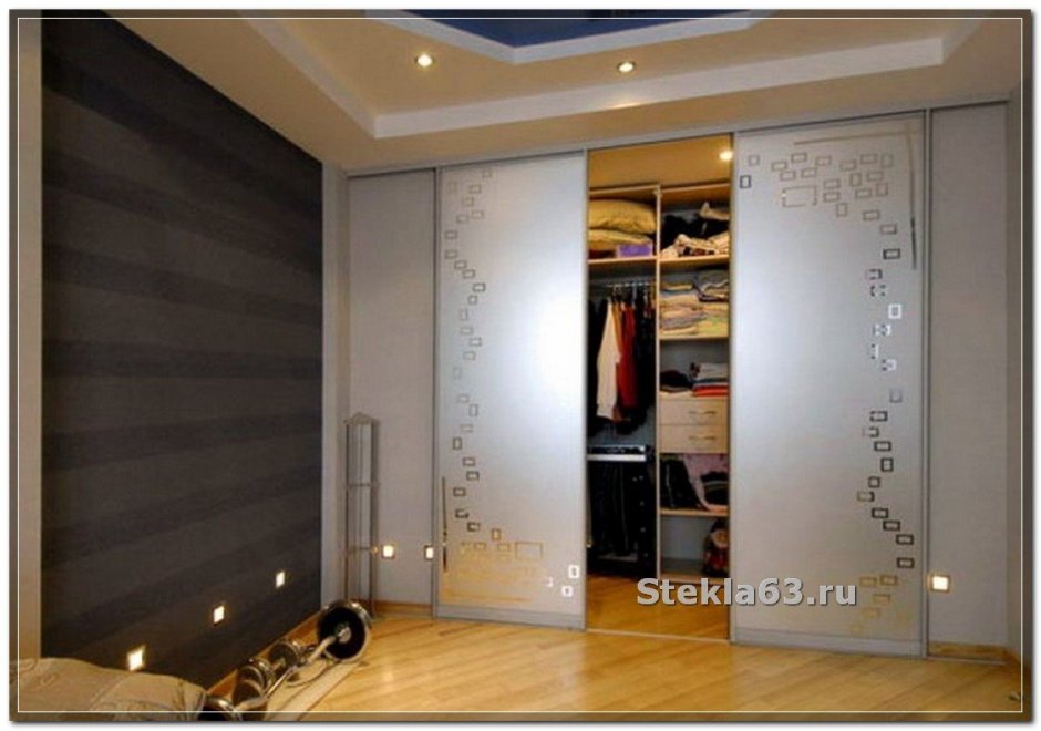 Зеркальный шкаф вокруг двери