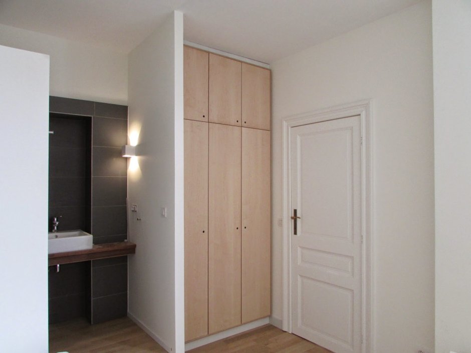 Двери в гардеробной в прихожей