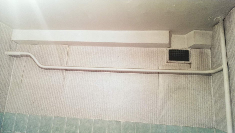 Трубы в ванной под потолком